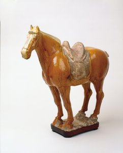 Hest med sadel, Tang-dynastiet, 618-907 A.D. (støbt og skulptureret lertøj med blyfluxet gul glasur)